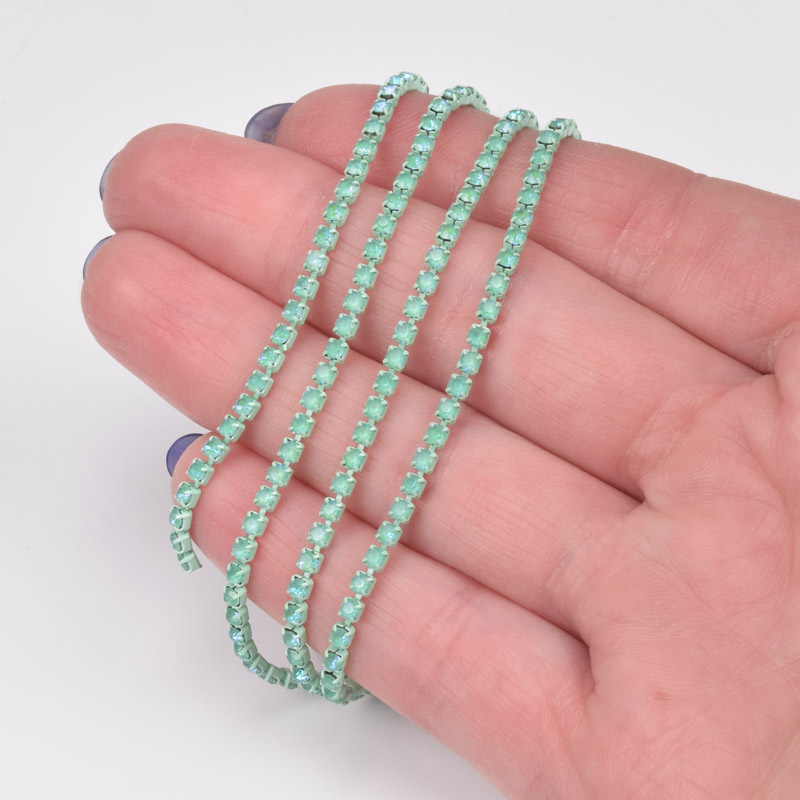 Стразовая цепь SS6 - 2,0 мм, Мятная, Стразы стеклянные салатовые опал (ZEP-061039)